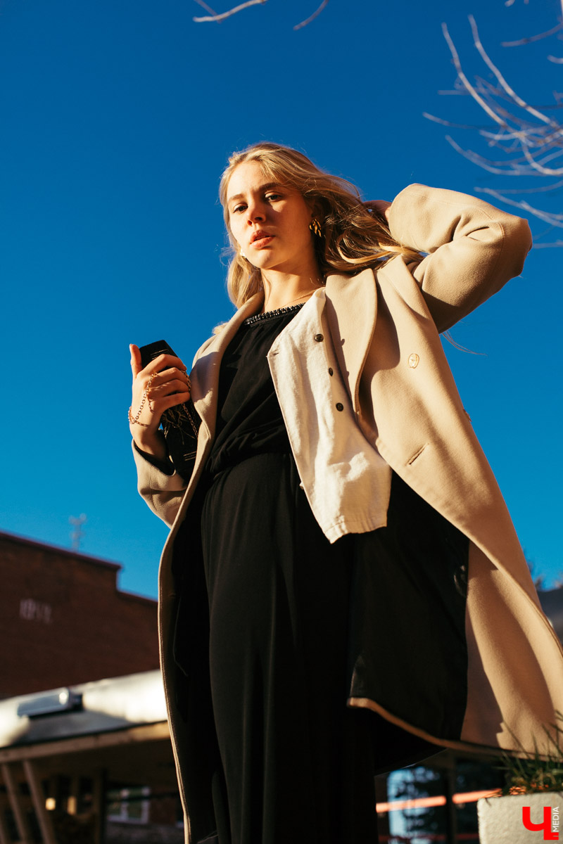 Модель и художница Юлия Александрова продемонстрировала три женственных образа. Каждый предмет ее гардероба отображает образ жизни: свободный крой, нетипичная текстура и богатые цвета говорят о любви Юлии к творчеству, фрилансу и саморазвитию