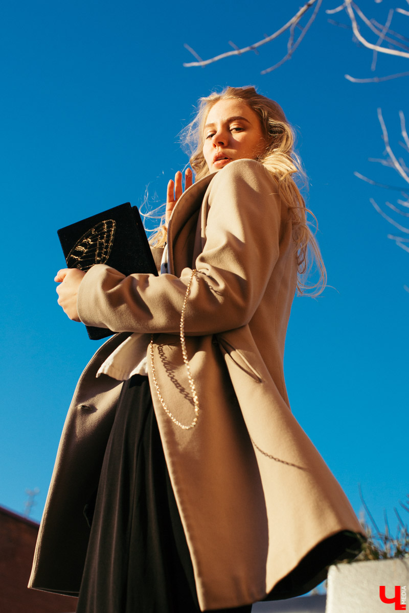 Модель и художница Юлия Александрова продемонстрировала три женственных образа. Каждый предмет ее гардероба отображает образ жизни: свободный крой, нетипичная текстура и богатые цвета говорят о любви Юлии к творчеству, фрилансу и саморазвитию