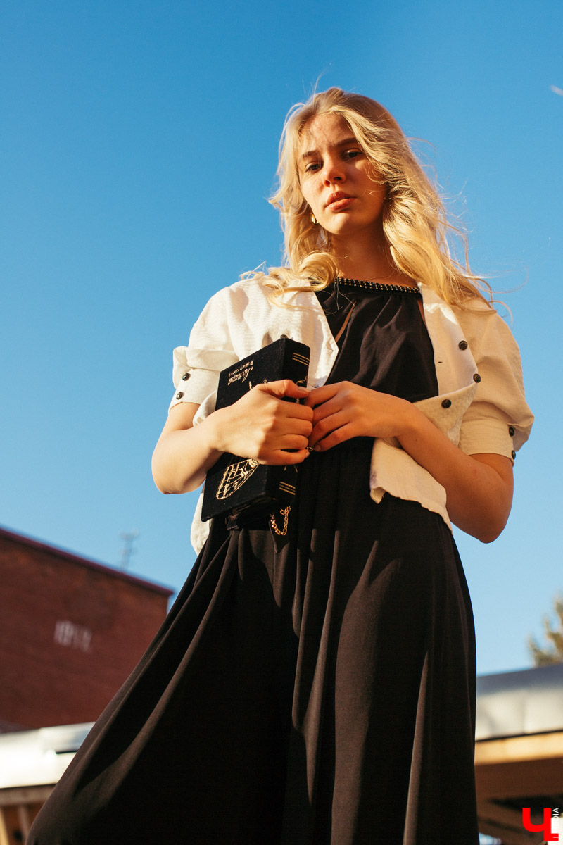 Модель и художница Юлия Александрова продемонстрировала три женственных образа. Каждый предмет ее гардероба отображает образ жизни: свободный крой, нетипичная текстура и богатые цвета говорят о любви Юлии к творчеству, фрилансу и саморазвитию