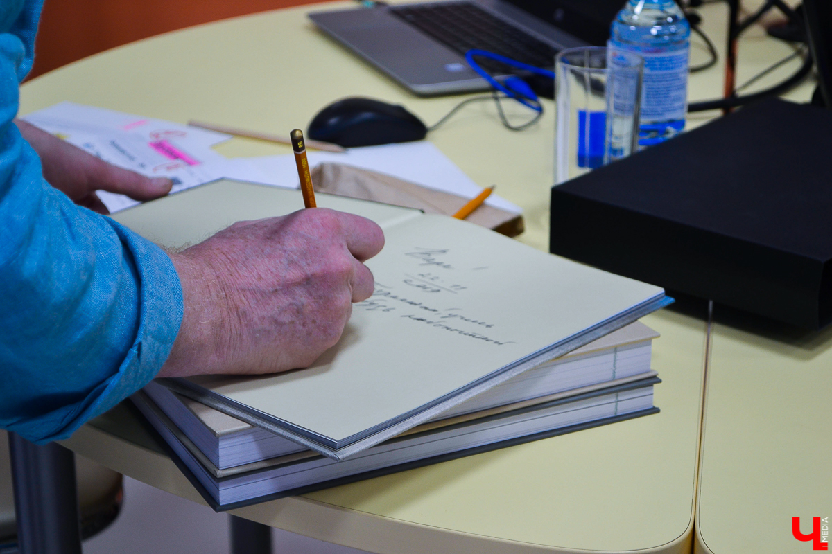 В Областной библиотеке для детей и молодежи состоялся мастер-класс Юрия Норштейна, знаменитого режиссера мультипликационного кино и автора большинства советских мультфильмов, на которых выросло несколько поколений. Первое, с чем ассоциируется фамилия Норштейн у любителей «нарисованного кино», - это «Ежик в тумане» и заставка к передаче «Спокойной ночи, малыши!»