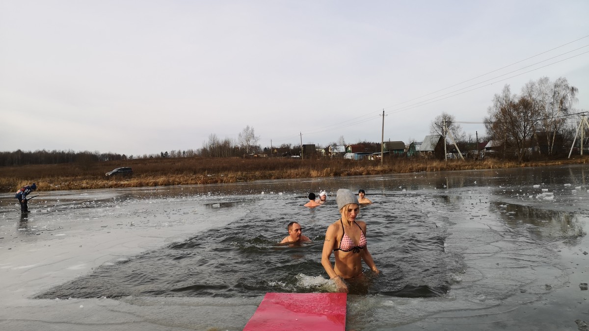 Как получать адреналин и перестать болеть? Приобщиться к владимирскому ЗОЖ-клубу! На днях местные активисты эффектно отметили День моржа