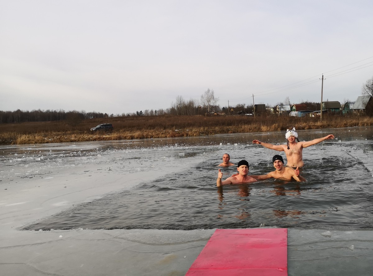 Как получать адреналин и перестать болеть? Приобщиться к владимирскому ЗОЖ-клубу! На днях местные активисты эффектно отметили День моржа