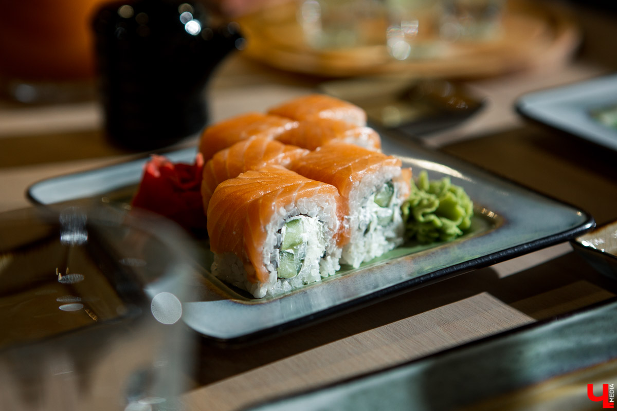 Шестеро блогеров посетили новое кафе “Сити-Микс”, которое открылось на улице Гагарина. Ребята попробовали салаты, роллы, пиццу, горячие блюда и десерты