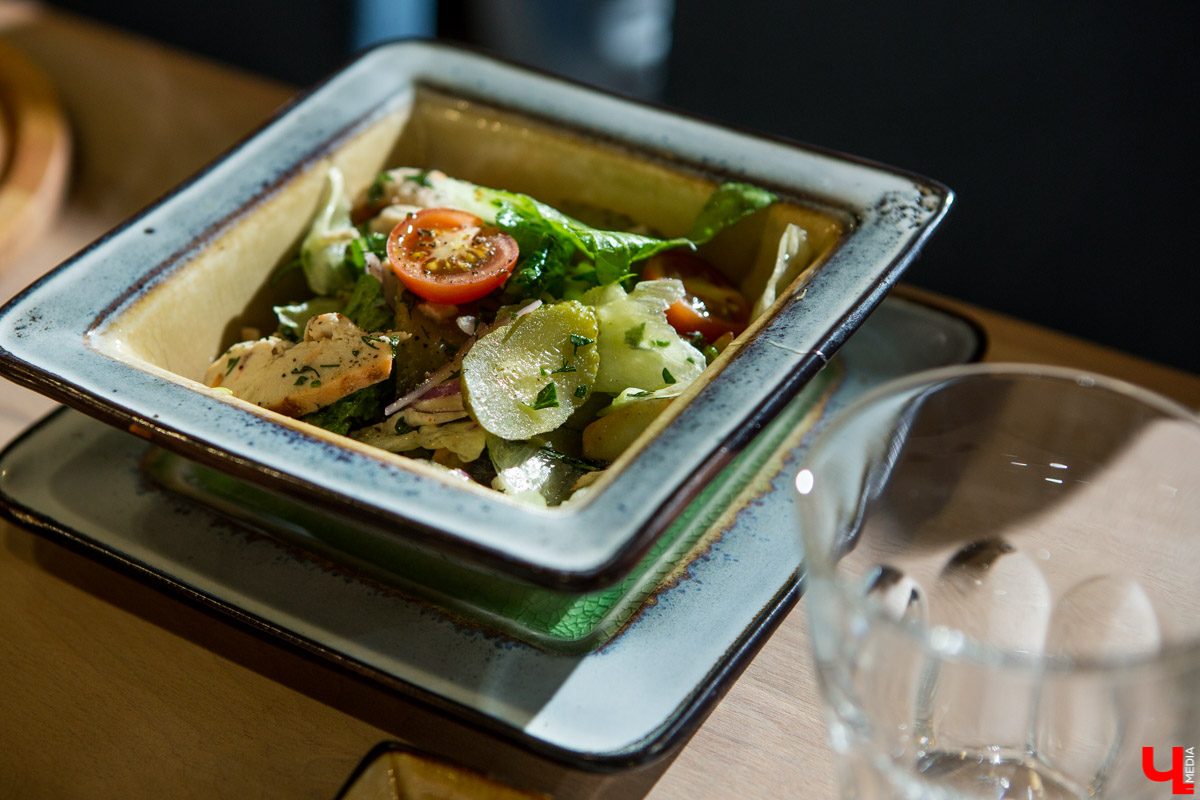 Шестеро блогеров посетили новое кафе “Сити-Микс”, которое открылось на улице Гагарина. Ребята попробовали салаты, роллы, пиццу, горячие блюда и десерты