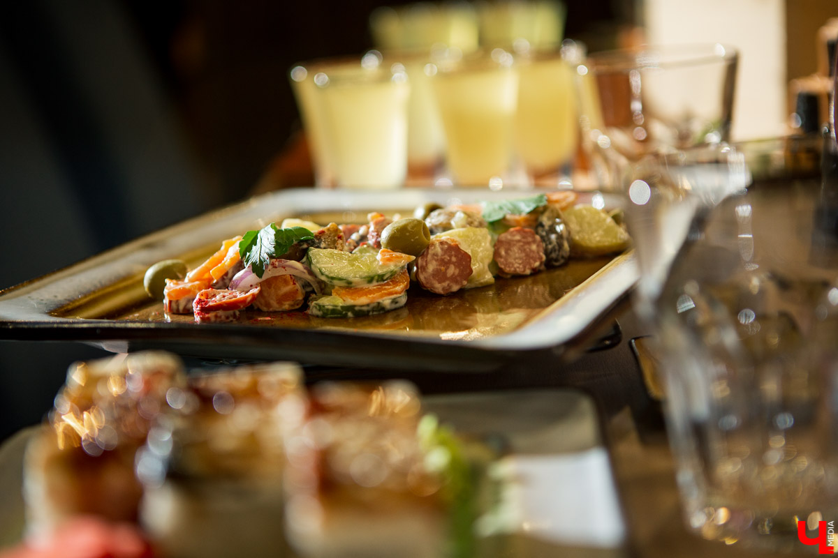 Шестеро блогеров посетили новое кафе “Сити-Микс”, которое открылось на улице Гагарина. Ребята попробовали салаты, роллы, пиццу, горячие блюда и десерты