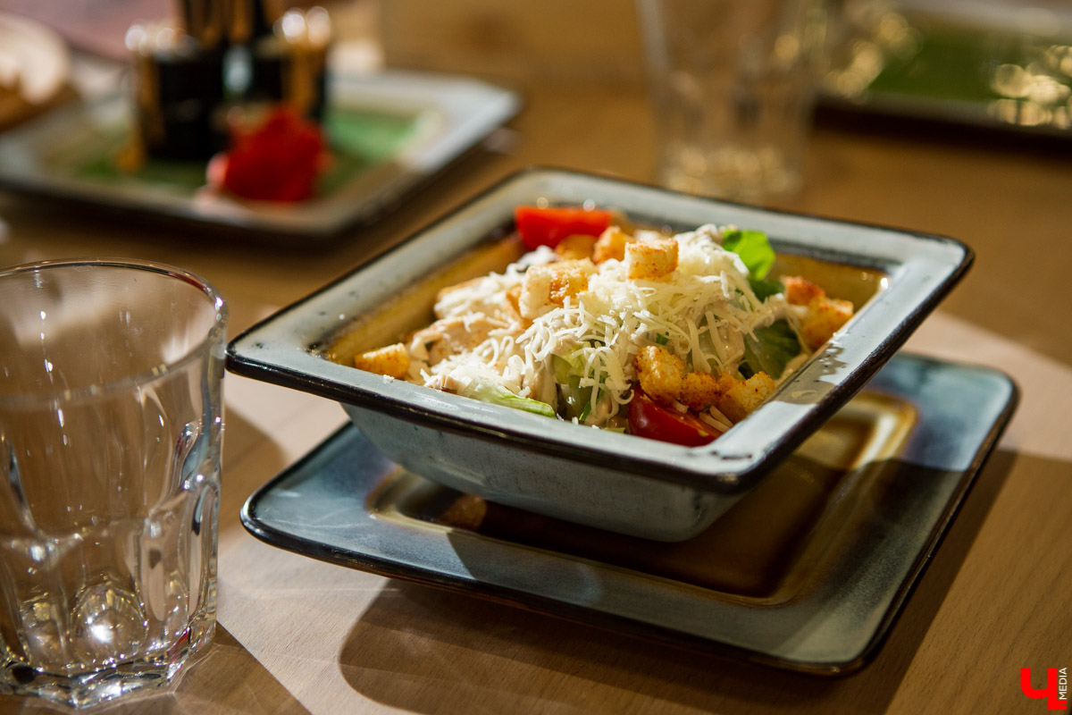 Шестеро блогеров посетили новое кафе “Сити-Микс”, которое открылось на улице Гагарина. Ребята попробовали салаты, роллы, пиццу, горячие блюда и десерты