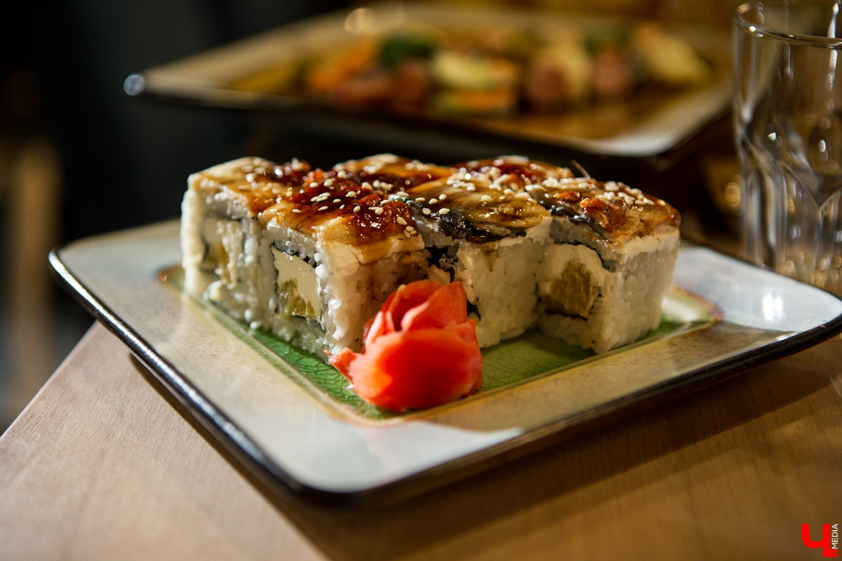 Шестеро блогеров посетили новое кафе “Сити-Микс”, которое открылось на улице Гагарина. Ребята попробовали салаты, роллы, пиццу, горячие блюда и десерты