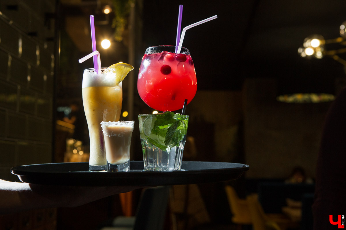 Шестеро блогеров посетили новое кафе “Сити-Микс”, которое открылось на улице Гагарина. Ребята попробовали салаты, роллы, пиццу, горячие блюда и десерты