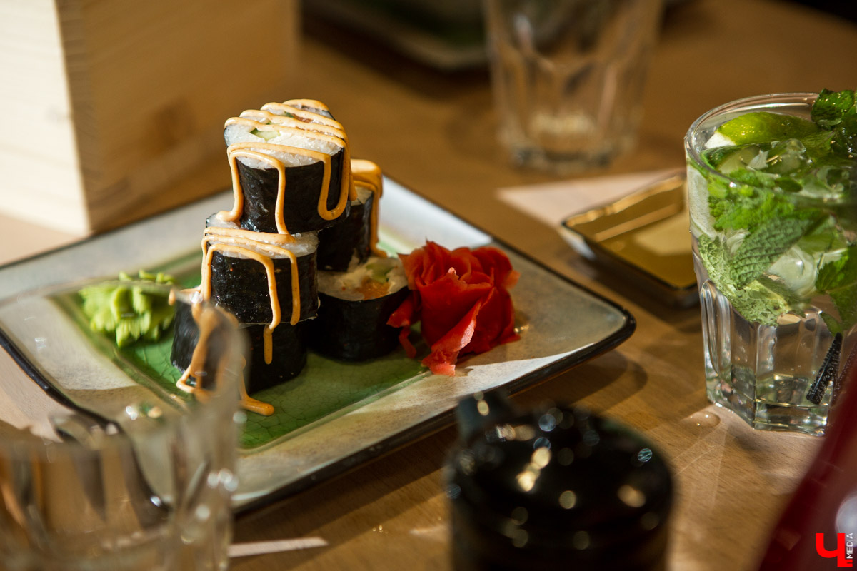 Шестеро блогеров посетили новое кафе “Сити-Микс”, которое открылось на улице Гагарина. Ребята попробовали салаты, роллы, пиццу, горячие блюда и десерты