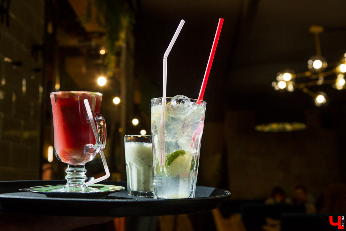 Шестеро блогеров посетили новое кафе “Сити-Микс”, которое открылось на улице Гагарина. Ребята попробовали салаты, роллы, пиццу, горячие блюда и десерты