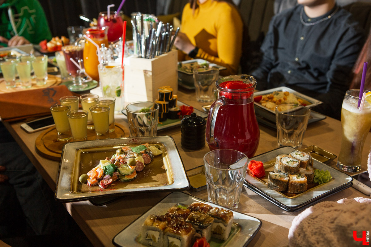 Шестеро блогеров посетили новое кафе “Сити-Микс”, которое открылось на улице Гагарина. Ребята попробовали салаты, роллы, пиццу, горячие блюда и десерты