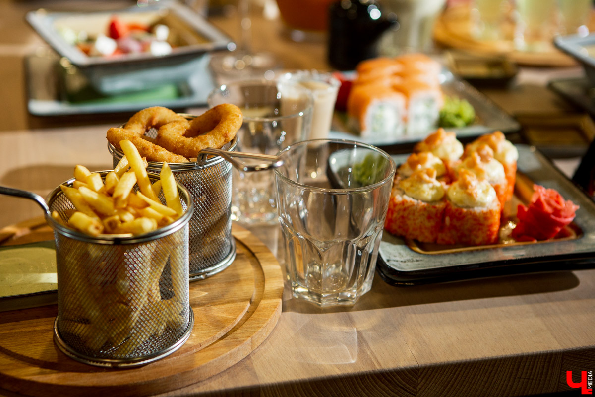 Шестеро блогеров посетили новое кафе “Сити-Микс”, которое открылось на улице Гагарина. Ребята попробовали салаты, роллы, пиццу, горячие блюда и десерты