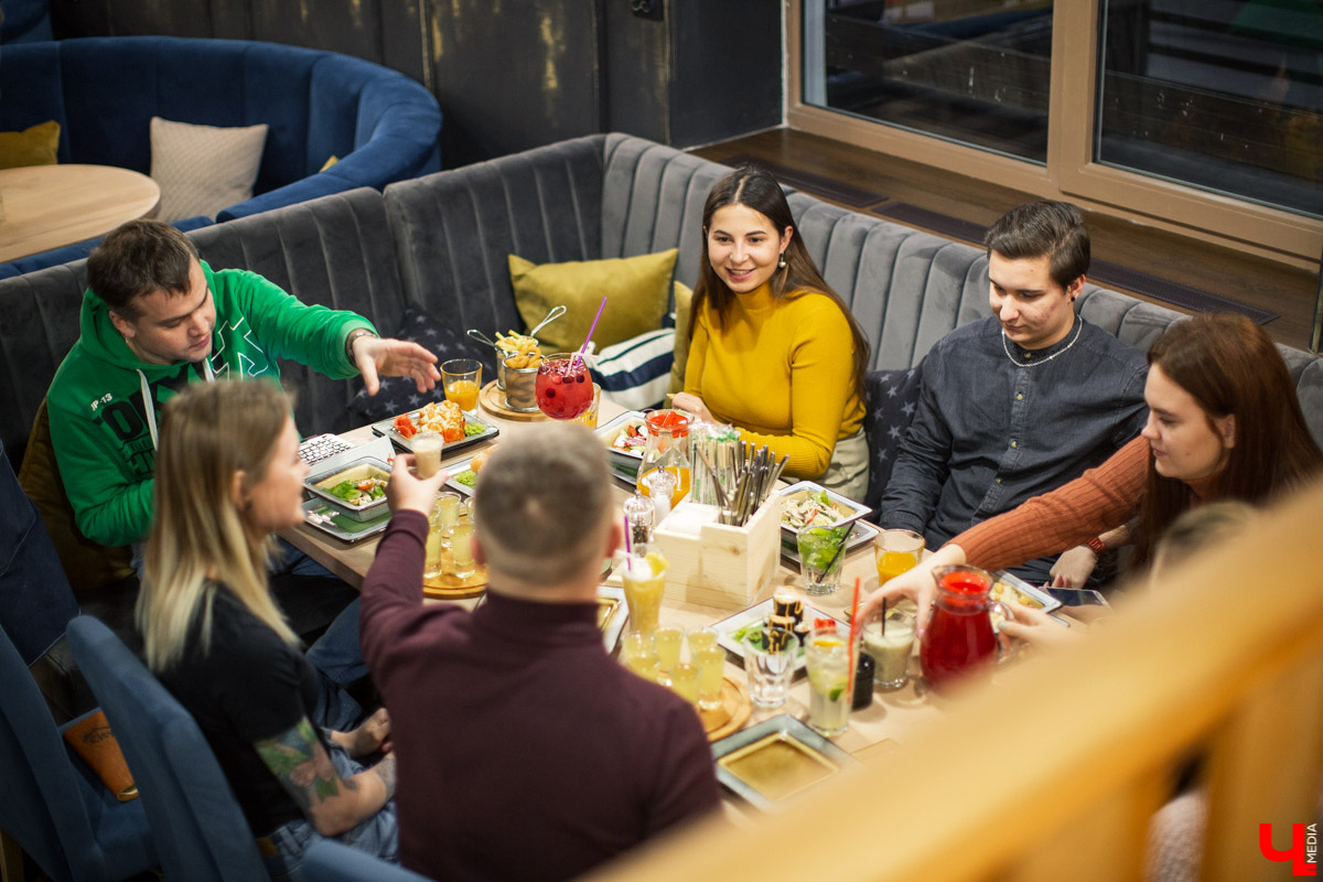 Шестеро блогеров посетили новое кафе “Сити-Микс”, которое открылось на улице Гагарина. Ребята попробовали салаты, роллы, пиццу, горячие блюда и десерты