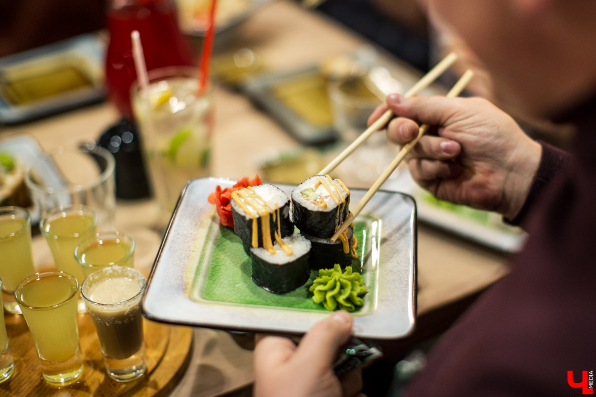 Шестеро блогеров посетили новое кафе “Сити-Микс”, которое открылось на улице Гагарина. Ребята попробовали салаты, роллы, пиццу, горячие блюда и десерты