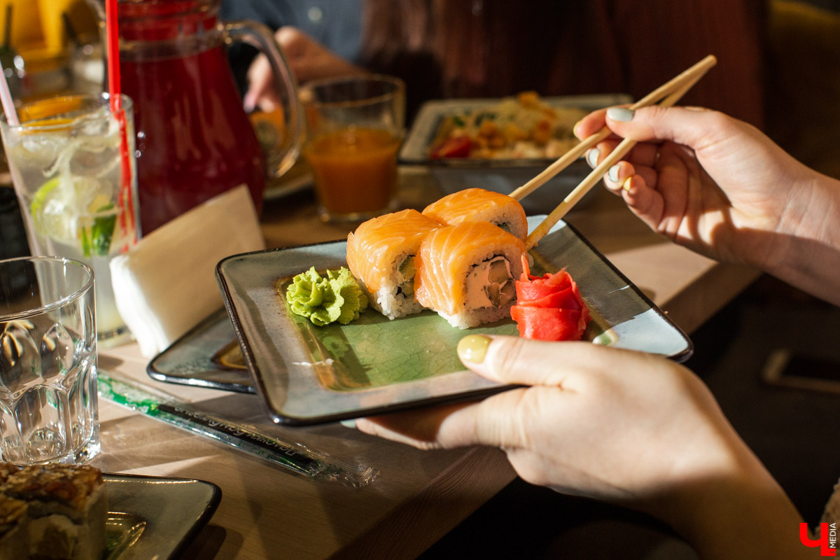 Шестеро блогеров посетили новое кафе “Сити-Микс”, которое открылось на улице Гагарина. Ребята попробовали салаты, роллы, пиццу, горячие блюда и десерты