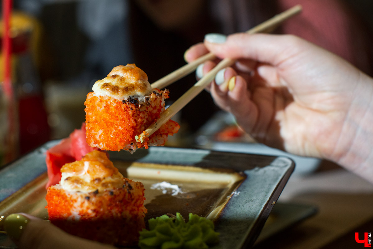 Шестеро блогеров посетили новое кафе “Сити-Микс”, которое открылось на улице Гагарина. Ребята попробовали салаты, роллы, пиццу, горячие блюда и десерты