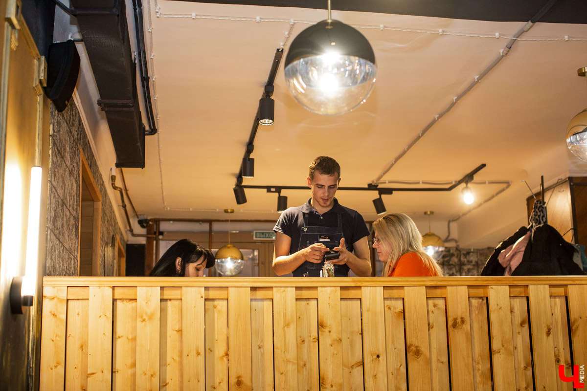 Шестеро блогеров посетили новое кафе “Сити-Микс”, которое открылось на улице Гагарина. Ребята попробовали салаты, роллы, пиццу, горячие блюда и десерты