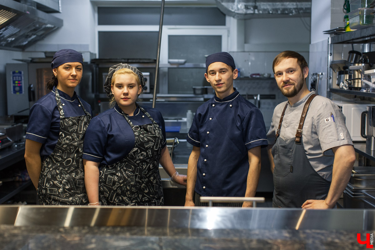 Шестеро блогеров посетили новое кафе “Сити-Микс”, которое открылось на улице Гагарина. Ребята попробовали салаты, роллы, пиццу, горячие блюда и десерты