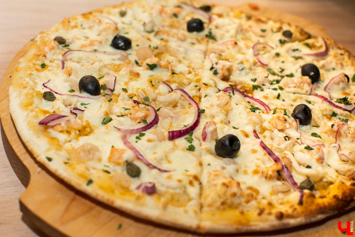 Шестеро блогеров посетили новое кафе “Сити-Микс”, которое открылось на улице Гагарина. Ребята попробовали салаты, роллы, пиццу, горячие блюда и десерты