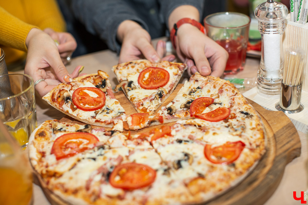 Шестеро блогеров посетили новое кафе “Сити-Микс”, которое открылось на улице Гагарина. Ребята попробовали салаты, роллы, пиццу, горячие блюда и десерты