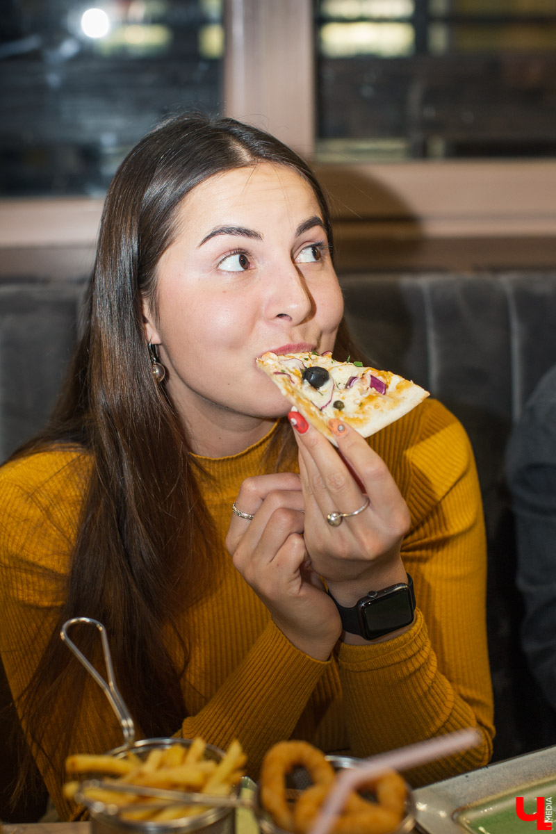Шестеро блогеров посетили новое кафе “Сити-Микс”, которое открылось на улице Гагарина. Ребята попробовали салаты, роллы, пиццу, горячие блюда и десерты