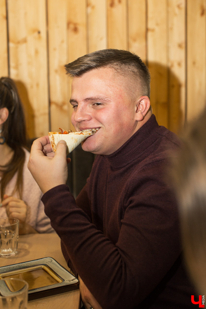 Шестеро блогеров посетили новое кафе “Сити-Микс”, которое открылось на улице Гагарина. Ребята попробовали салаты, роллы, пиццу, горячие блюда и десерты