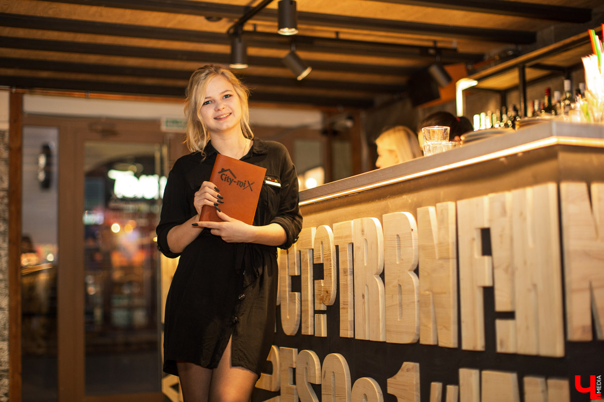 Шестеро блогеров посетили новое кафе “Сити-Микс”, которое открылось на улице Гагарина. Ребята попробовали салаты, роллы, пиццу, горячие блюда и десерты