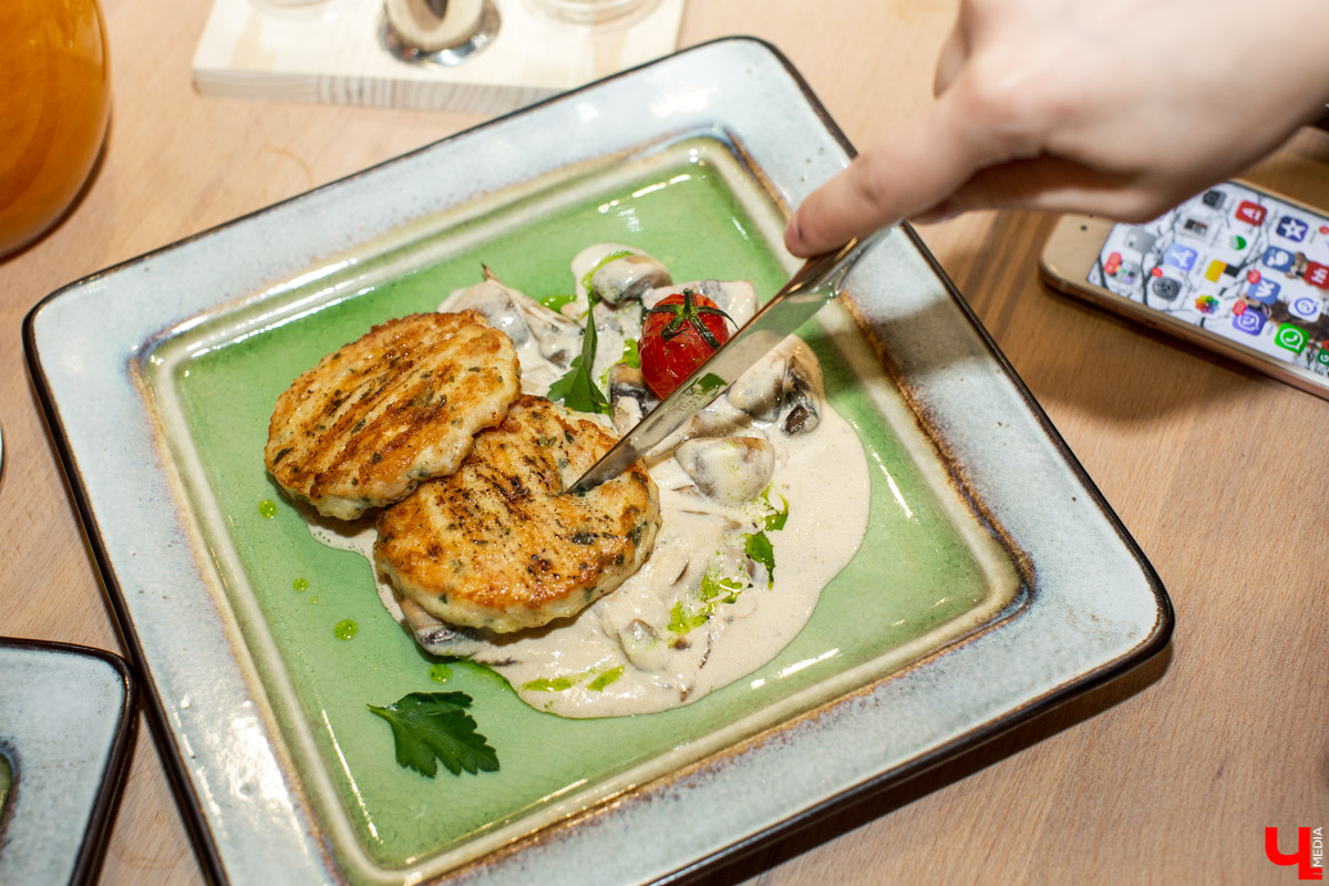 Шестеро блогеров посетили новое кафе “Сити-Микс”, которое открылось на улице Гагарина. Ребята попробовали салаты, роллы, пиццу, горячие блюда и десерты