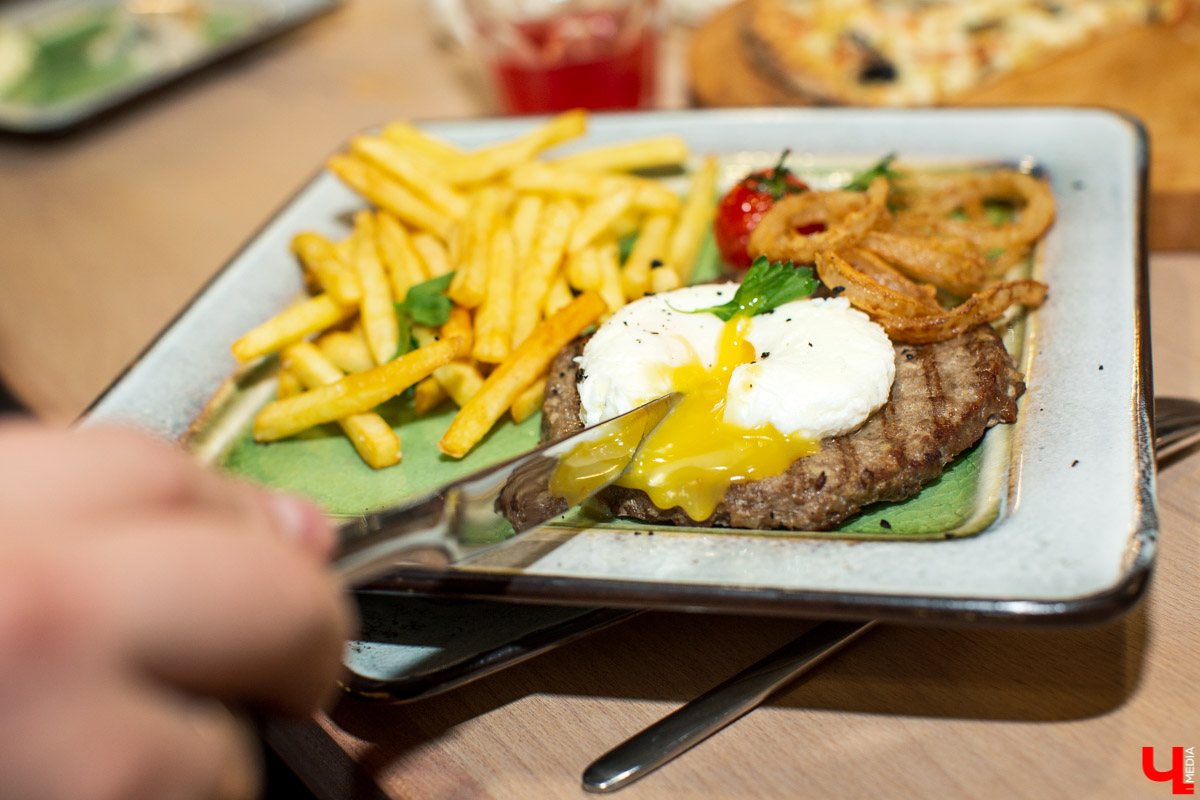 Шестеро блогеров посетили новое кафе “Сити-Микс”, которое открылось на улице Гагарина. Ребята попробовали салаты, роллы, пиццу, горячие блюда и десерты