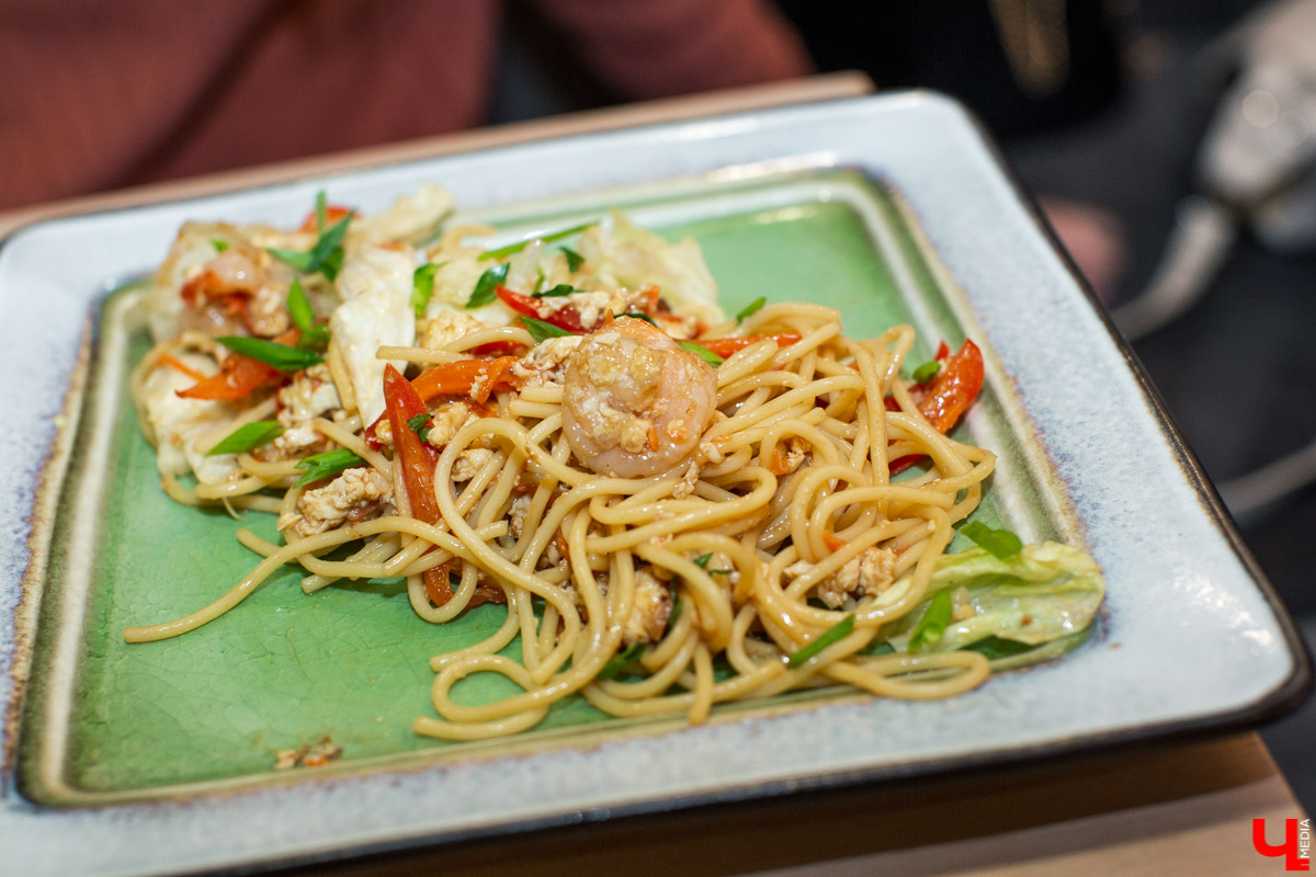 Шестеро блогеров посетили новое кафе “Сити-Микс”, которое открылось на улице Гагарина. Ребята попробовали салаты, роллы, пиццу, горячие блюда и десерты