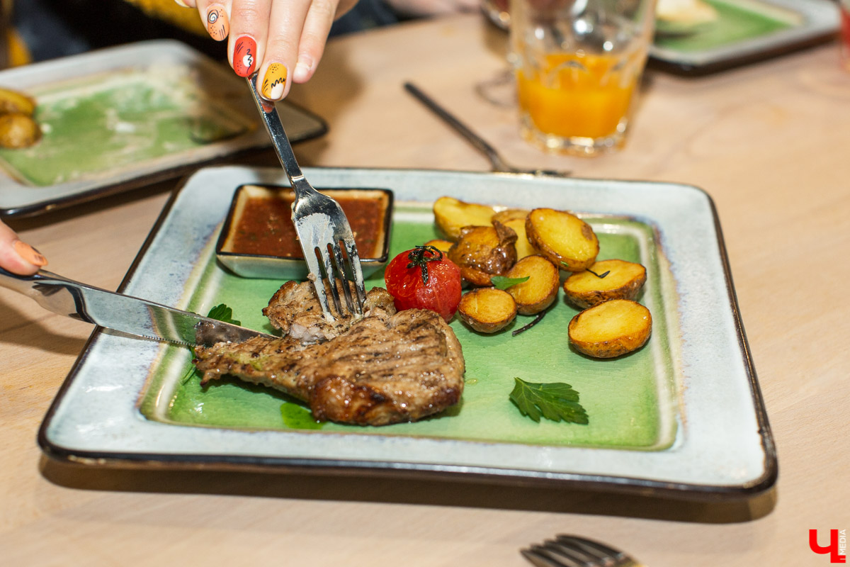 Шестеро блогеров посетили новое кафе “Сити-Микс”, которое открылось на улице Гагарина. Ребята попробовали салаты, роллы, пиццу, горячие блюда и десерты