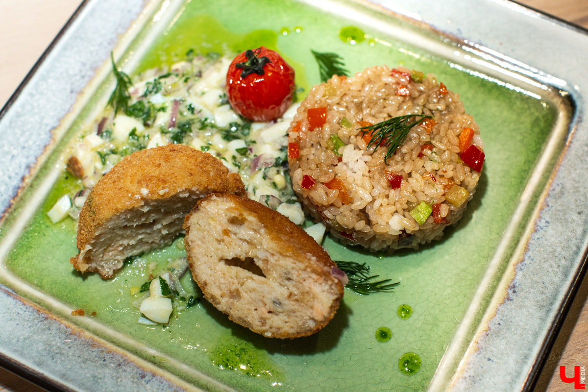 Шестеро блогеров посетили новое кафе “Сити-Микс”, которое открылось на улице Гагарина. Ребята попробовали салаты, роллы, пиццу, горячие блюда и десерты