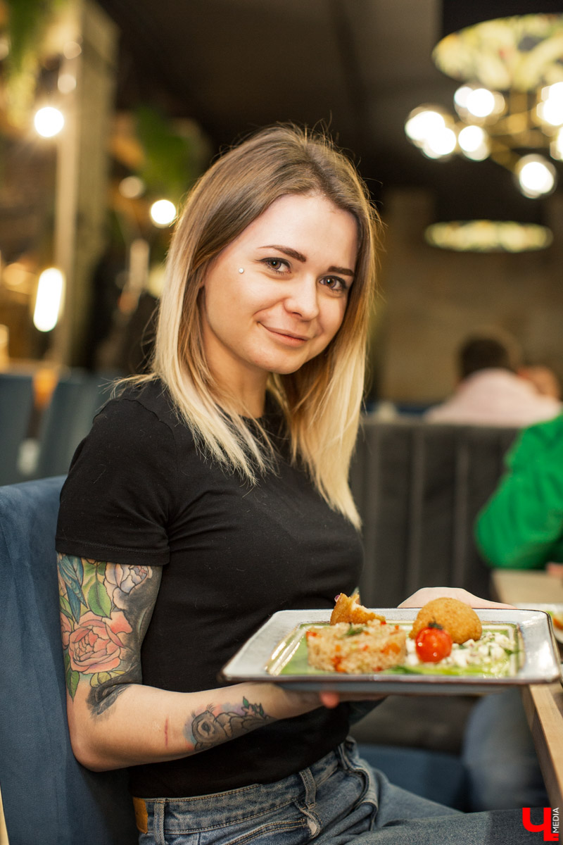 Шестеро блогеров посетили новое кафе “Сити-Микс”, которое открылось на улице Гагарина. Ребята попробовали салаты, роллы, пиццу, горячие блюда и десерты