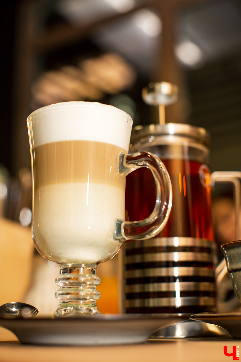 Шестеро блогеров посетили новое кафе “Сити-Микс”, которое открылось на улице Гагарина. Ребята попробовали салаты, роллы, пиццу, горячие блюда и десерты