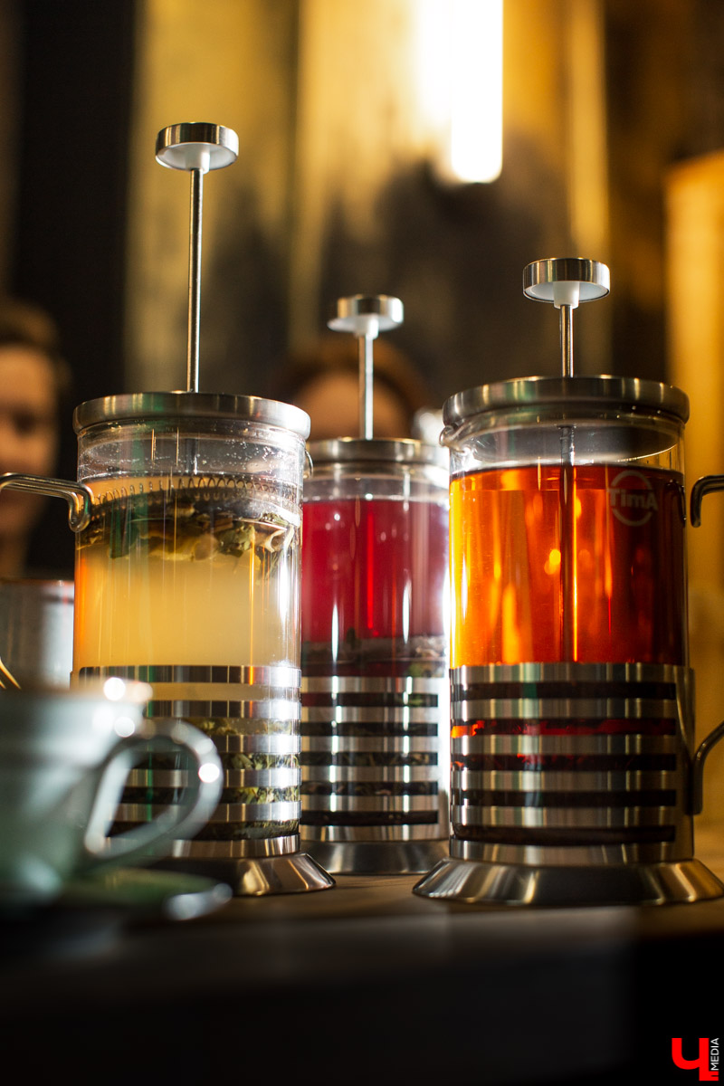 Шестеро блогеров посетили новое кафе “Сити-Микс”, которое открылось на улице Гагарина. Ребята попробовали салаты, роллы, пиццу, горячие блюда и десерты