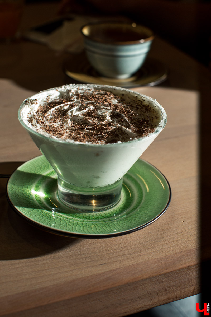 Шестеро блогеров посетили новое кафе “Сити-Микс”, которое открылось на улице Гагарина. Ребята попробовали салаты, роллы, пиццу, горячие блюда и десерты