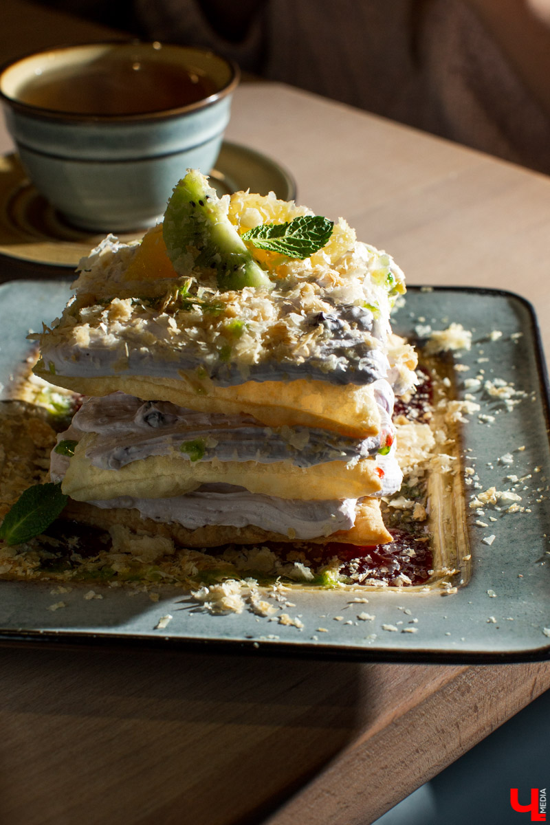 Шестеро блогеров посетили новое кафе “Сити-Микс”, которое открылось на улице Гагарина. Ребята попробовали салаты, роллы, пиццу, горячие блюда и десерты