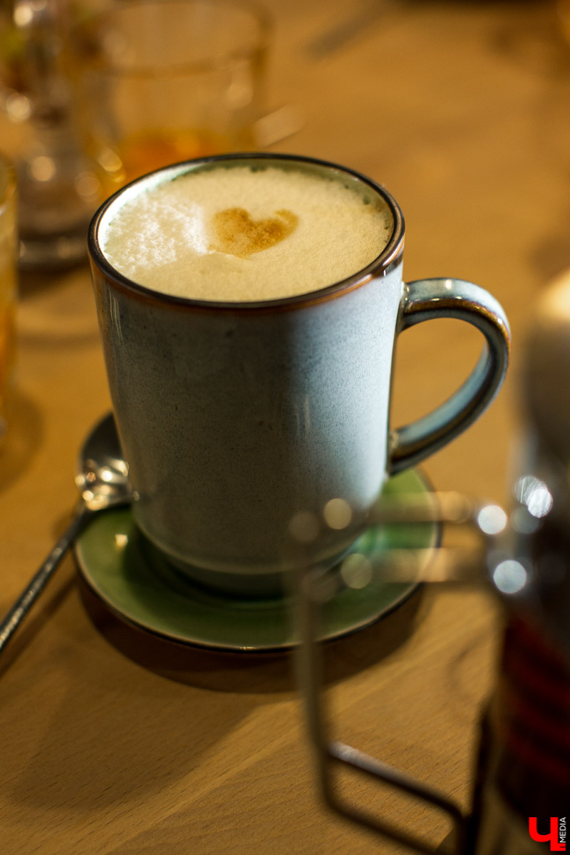 Шестеро блогеров посетили новое кафе “Сити-Микс”, которое открылось на улице Гагарина. Ребята попробовали салаты, роллы, пиццу, горячие блюда и десерты