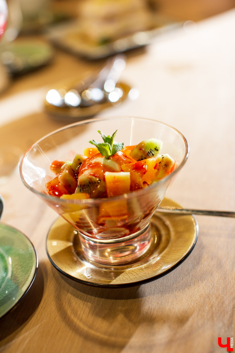 Шестеро блогеров посетили новое кафе “Сити-Микс”, которое открылось на улице Гагарина. Ребята попробовали салаты, роллы, пиццу, горячие блюда и десерты