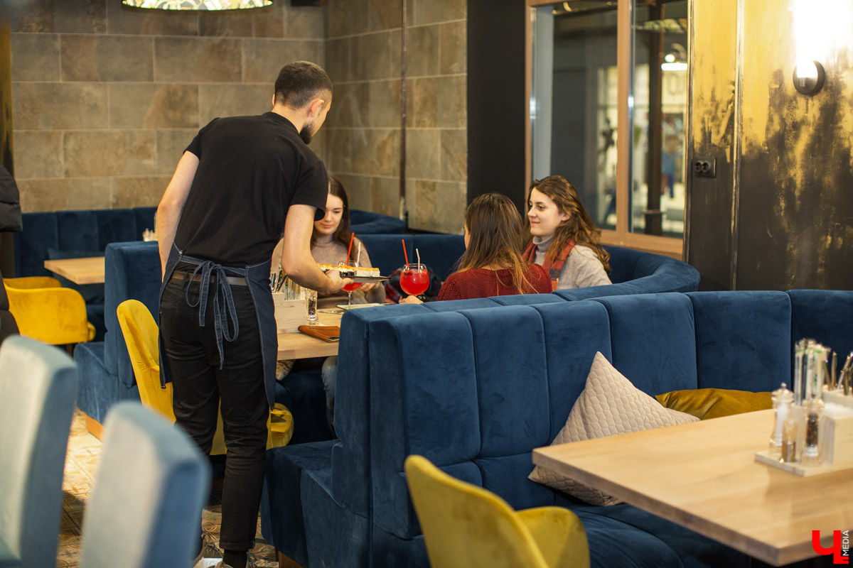 Шестеро блогеров посетили новое кафе “Сити-Микс”, которое открылось на улице Гагарина. Ребята попробовали салаты, роллы, пиццу, горячие блюда и десерты