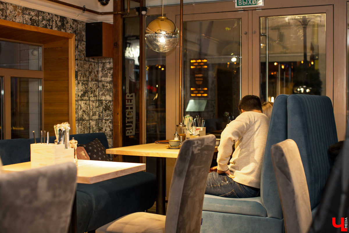 Шестеро блогеров посетили новое кафе “Сити-Микс”, которое открылось на улице Гагарина. Ребята попробовали салаты, роллы, пиццу, горячие блюда и десерты