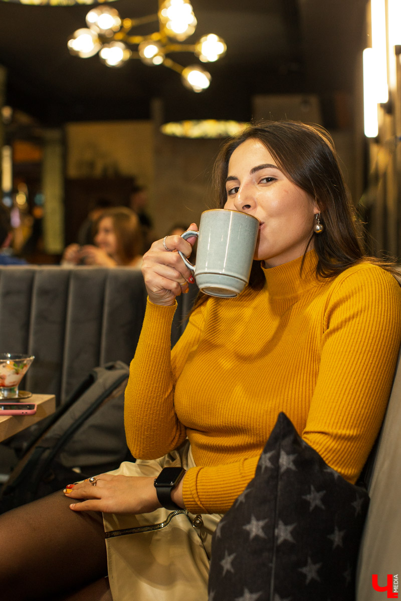 Шестеро блогеров посетили новое кафе “Сити-Микс”, которое открылось на улице Гагарина. Ребята попробовали салаты, роллы, пиццу, горячие блюда и десерты