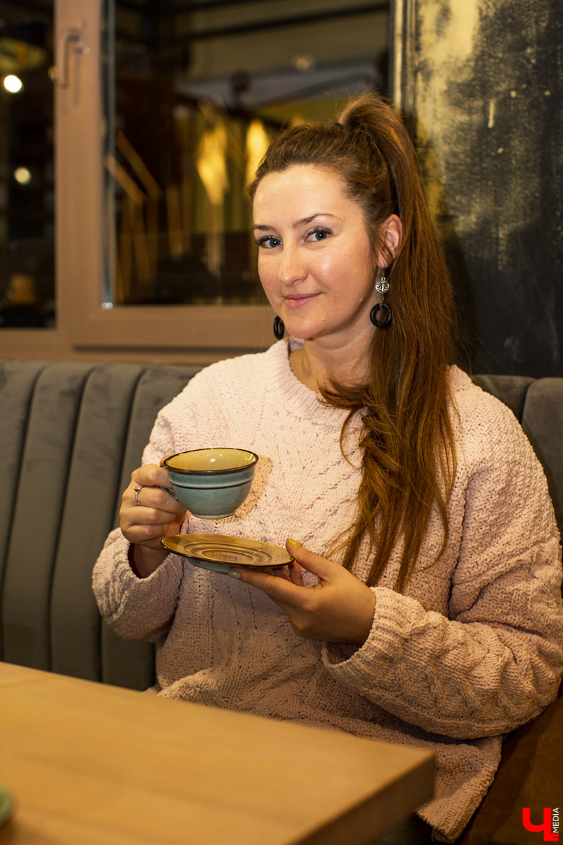 Шестеро блогеров посетили новое кафе “Сити-Микс”, которое открылось на улице Гагарина. Ребята попробовали салаты, роллы, пиццу, горячие блюда и десерты