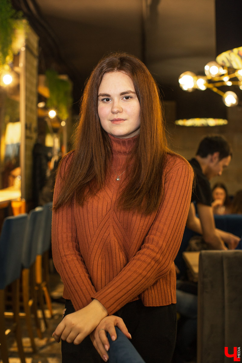 Шестеро блогеров посетили новое кафе “Сити-Микс”, которое открылось на улице Гагарина. Ребята попробовали салаты, роллы, пиццу, горячие блюда и десерты