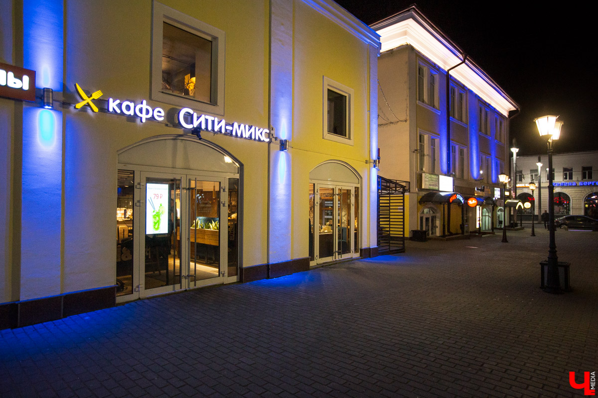 Шестеро блогеров посетили новое кафе “Сити-Микс”, которое открылось на улице Гагарина. Ребята попробовали салаты, роллы, пиццу, горячие блюда и десерты