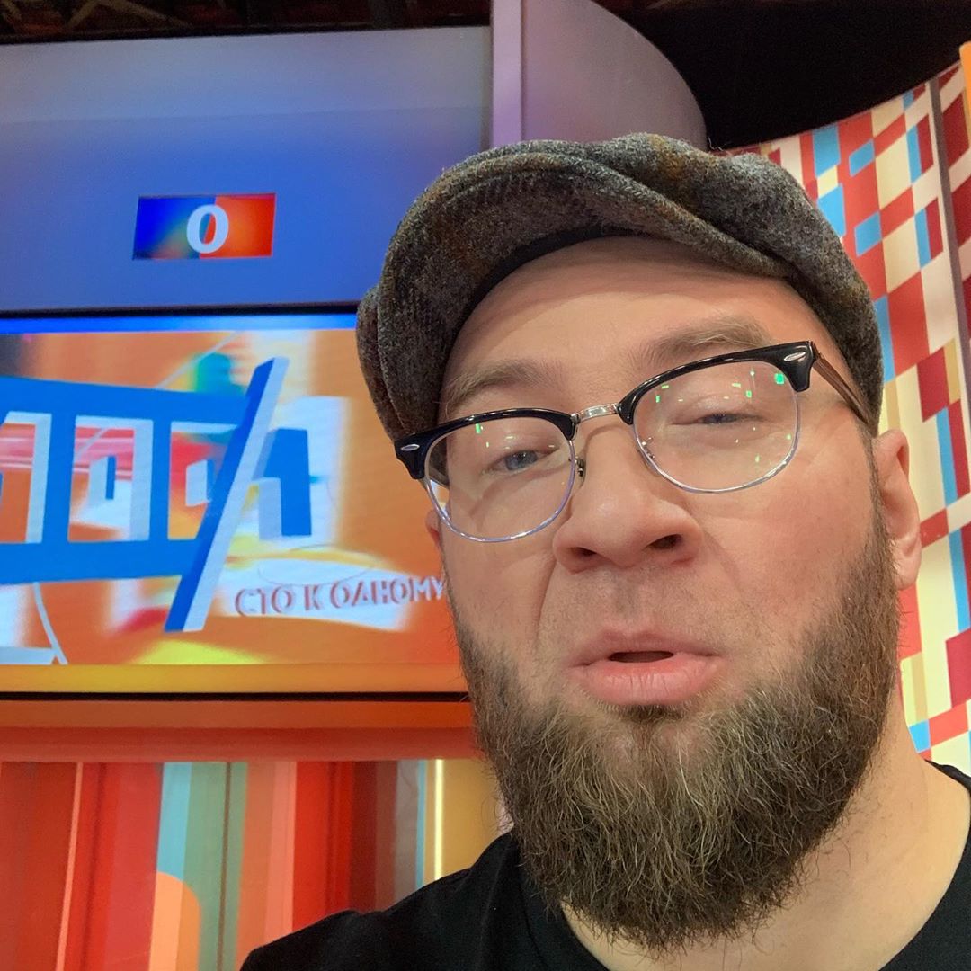 Два года спустя “Рекорд Оркестр” хоть и не целым составом, но вернулся в домашнюю обстановку шоу “100 к одному”. Каково было на съемках, рассказывает Тимофей Копылов