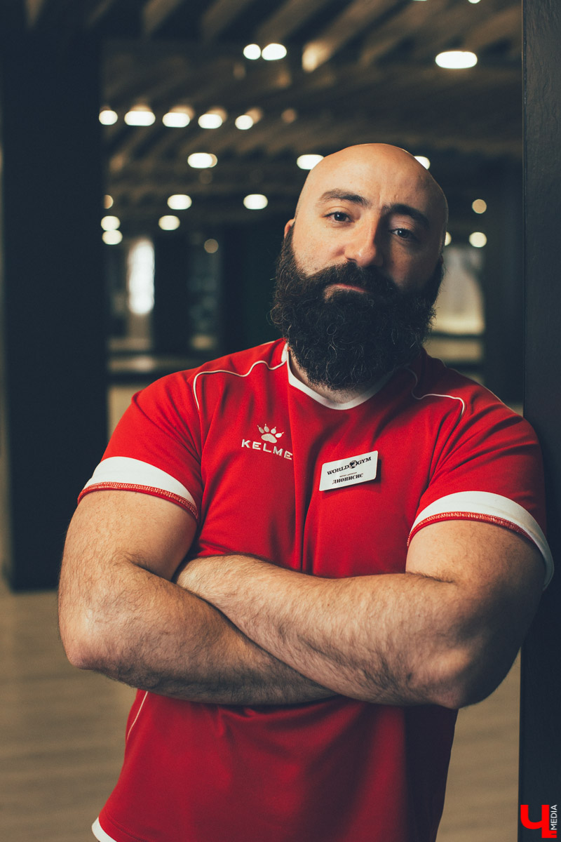 Владимирский фитнес-тренер Дионисис Цакалидис весельчак и очаровашка. Но улыбка его меркнет, когда речь заходит о бодипозитиве