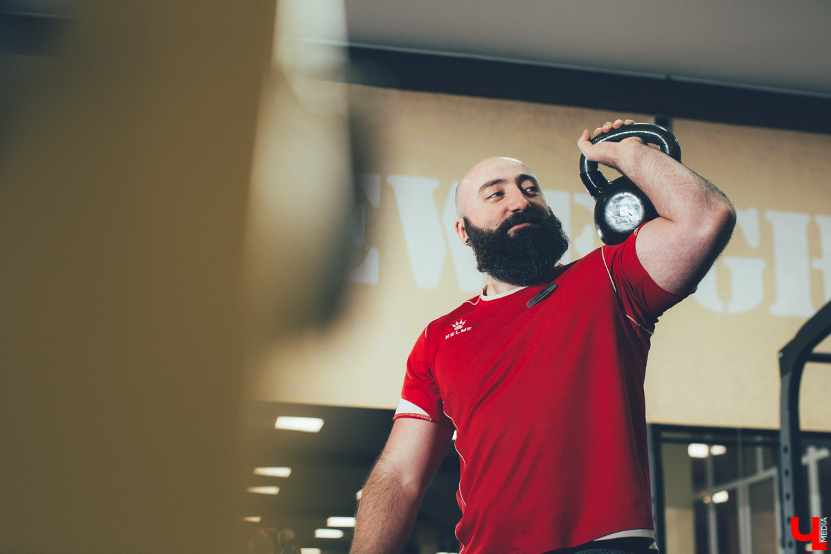 Владимирский фитнес-тренер Дионисис Цакалидис весельчак и очаровашка. Но улыбка его меркнет, когда речь заходит о бодипозитиве