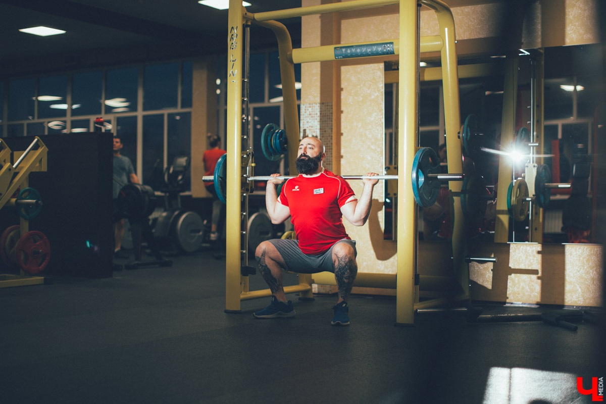 Владимирский фитнес-тренер Дионисис Цакалидис весельчак и очаровашка. Но улыбка его меркнет, когда речь заходит о бодипозитиве