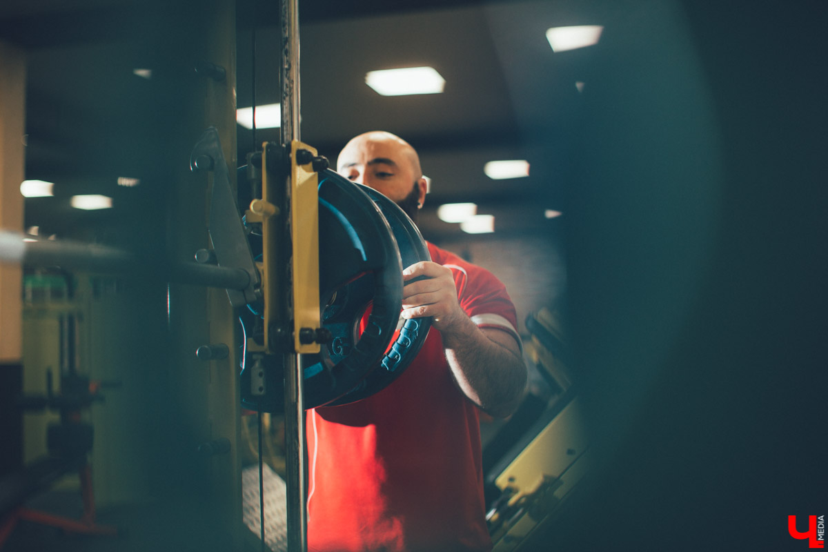 Владимирский фитнес-тренер Дионисис Цакалидис весельчак и очаровашка. Но улыбка его меркнет, когда речь заходит о бодипозитиве